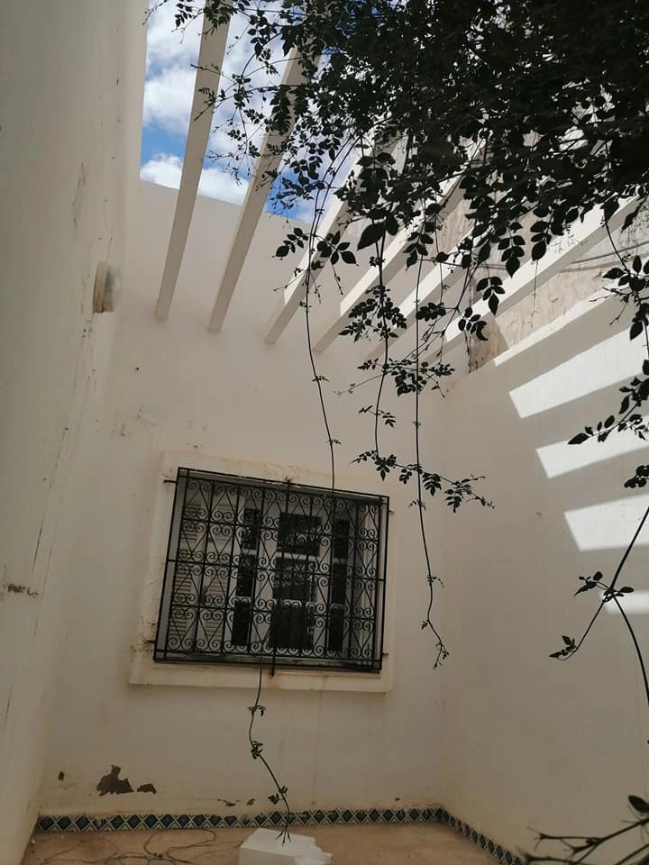 للبيع بالقيروان فيلا بالصحابي 3 - 1