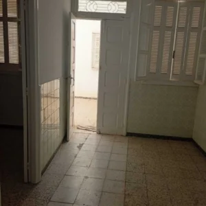 للكراء بالقيروان مكتب بالطابق الارضي قريب من مدرسة طارق