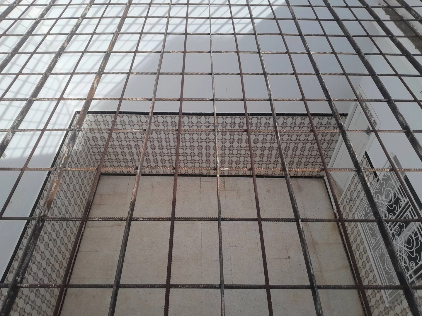 للبيع بالقيروان دار و قاراج بطريق سوسة على الطريق الرئيسي مقابل بن حلوة - 2