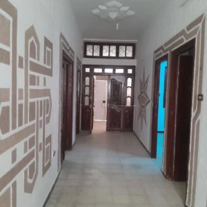 للبيع بالقيروان دار و قاراج بطريق سوسة على الطريق الرئيسي مقابل بن حلوة