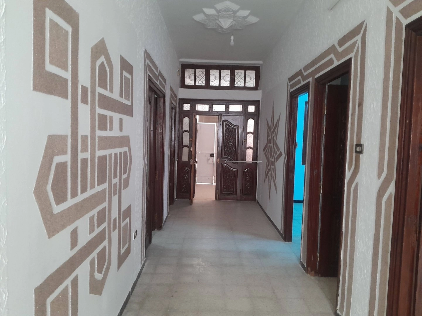 للبيع بالقيروان دار و قاراج بطريق سوسة على الطريق الرئيسي مقابل بن حلوة