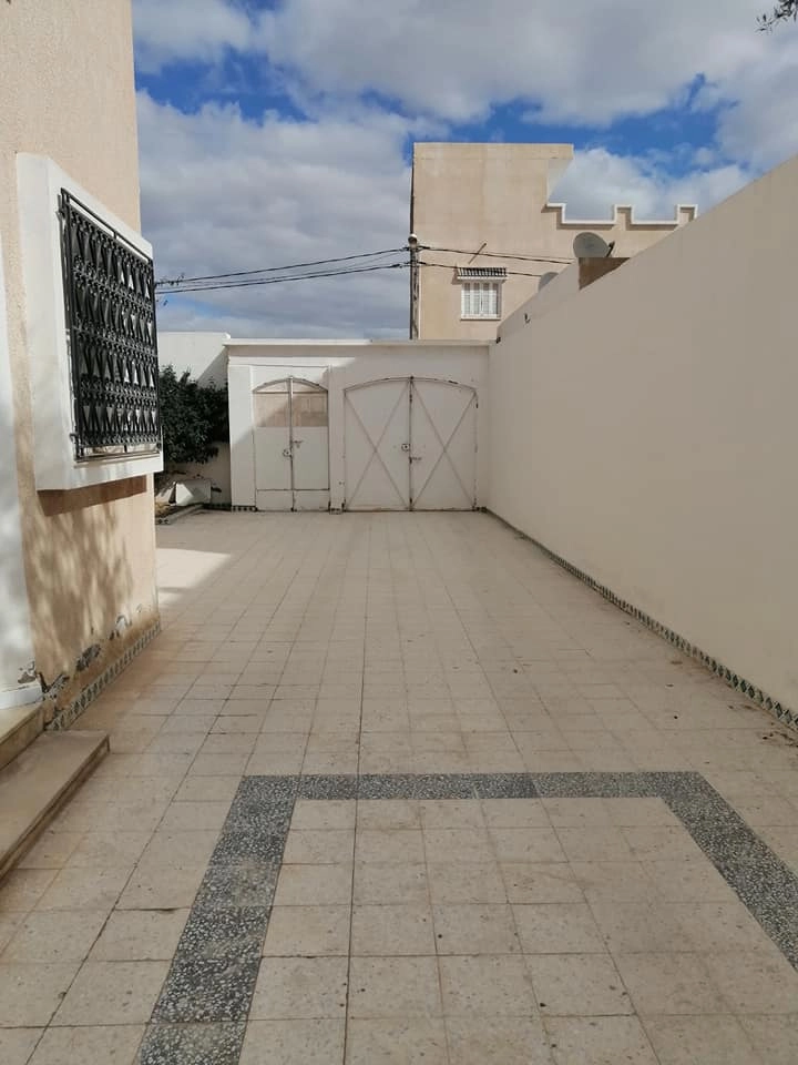 للبيع بالقيروان فيلا بالصحابي 3